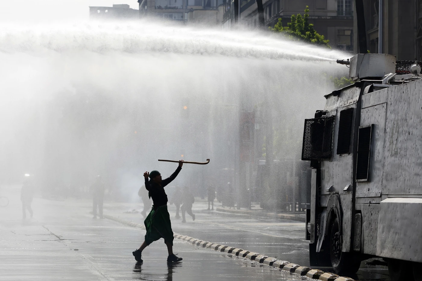Chile: Ein Demonstrant beim Marsch für den Widerstand der Mapuche und aller indigenen Völker. © Javier Torres, AFP Via Getty Images