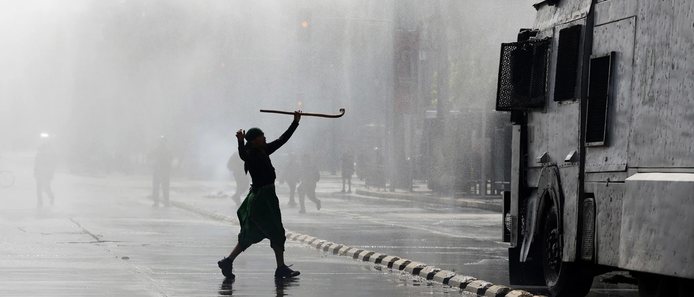 Chile: Ein Demonstrant beim Marsch für den Widerstand der Mapuche und aller indigenen Völker. © Javier Torres, AFP Via Getty Images
