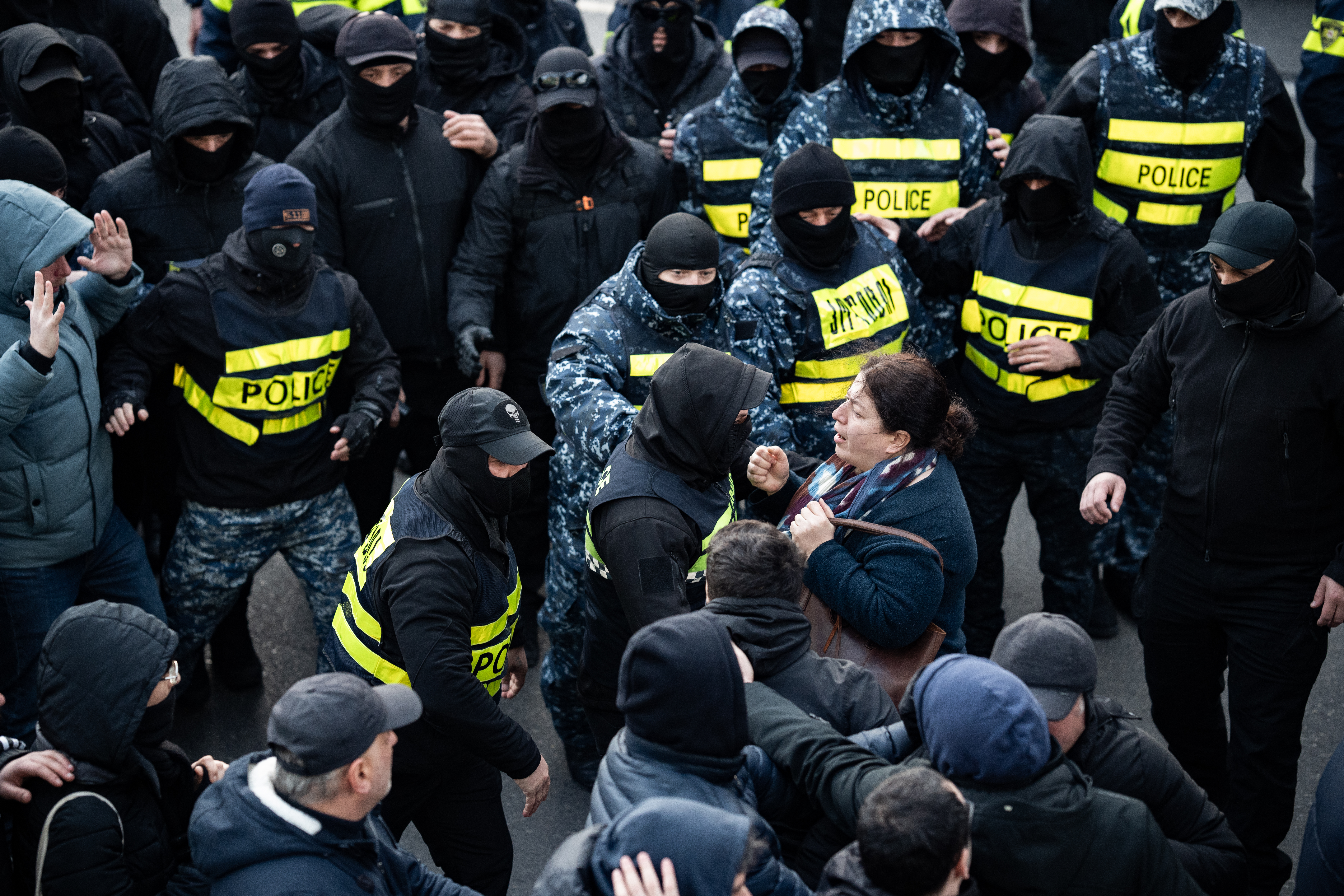 Vermummte Polizist*innen drängen Demonstrant*innen bei den anhaltenden Protesten gegen den Aufschub der EU-Beitrittsgespräche in Tbilisi zurück, 2. Februar 2025. © Jerome Gilles/NurPhoto via Getty Images