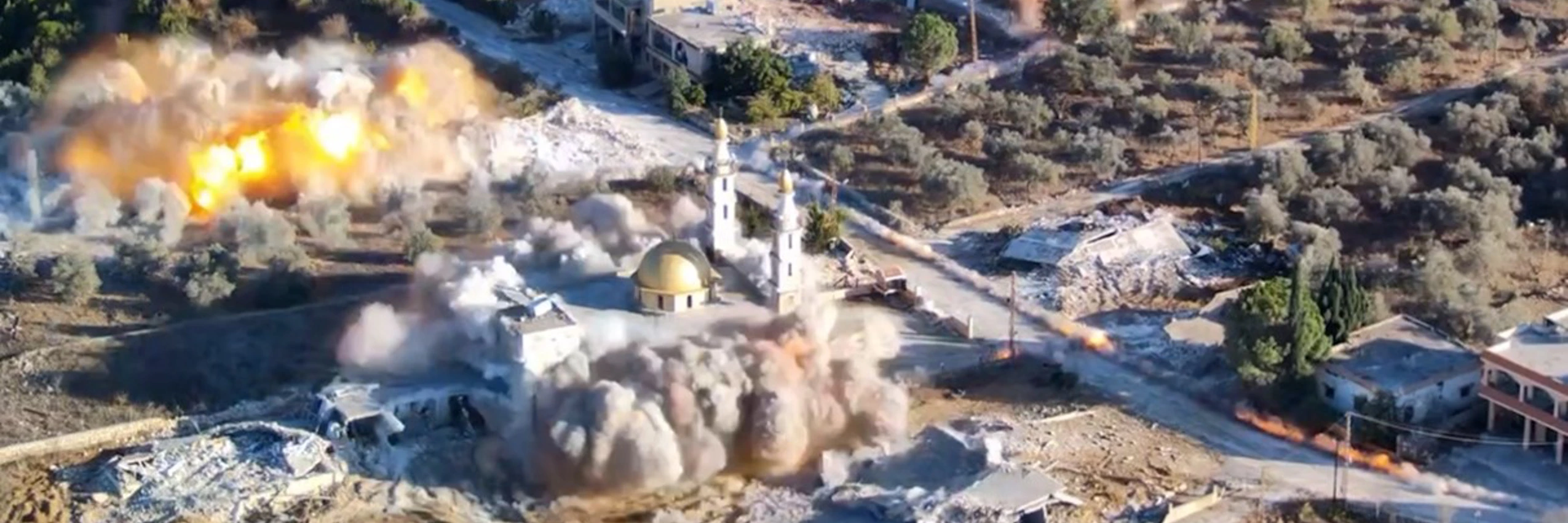 Ein Standbild aus einem Video, das im November 2024 in den Sozialen Medien kursierte, zeigt die Zerstörung einer Moschee und umliegender Gebäude in Dhayra im Südlibanon mittels manuell gelegter Sprengsätze. © privat