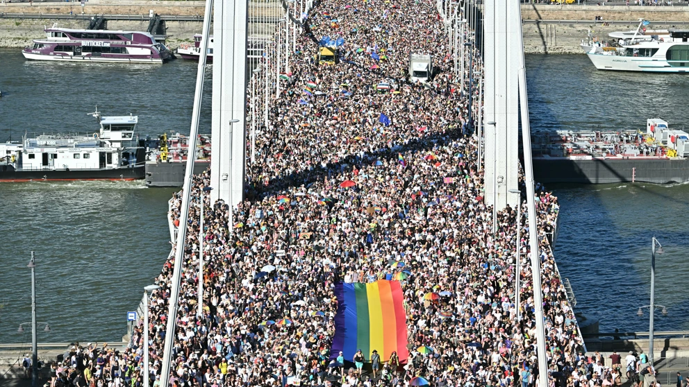 Teilnehmende tragen eine Regenbogenflagge bei der von der Orban-Regierung verbotenen Budapester Pride, 28. Juni 2025. Über 300.000 Menschen widersetzten sich dem Verbot. © ATTILA KISBENEDEK/AFP via Getty Images