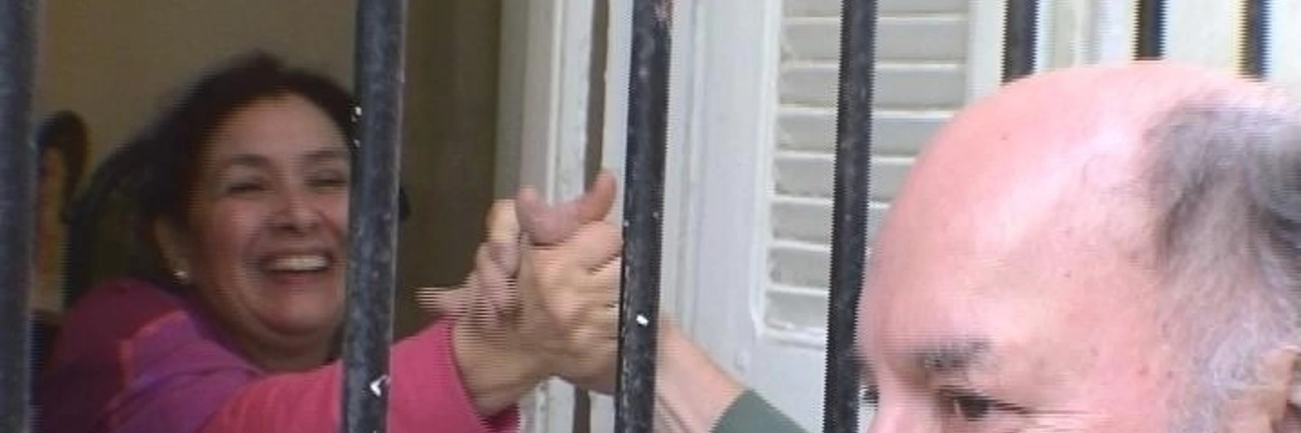 Sihem Bensedrine setzt sich seit Jahrzehnten für die Menschenrechte in Tunesien ein. Ein Delegierter von Amnesty International begrüßt sie am 17. November 2005 durch das Fenster, nachdem die Amnesty-Delegation am Betreten des Büros der von ihr gegründeten NGO CLNT gehindert worden war. © Amnesty International