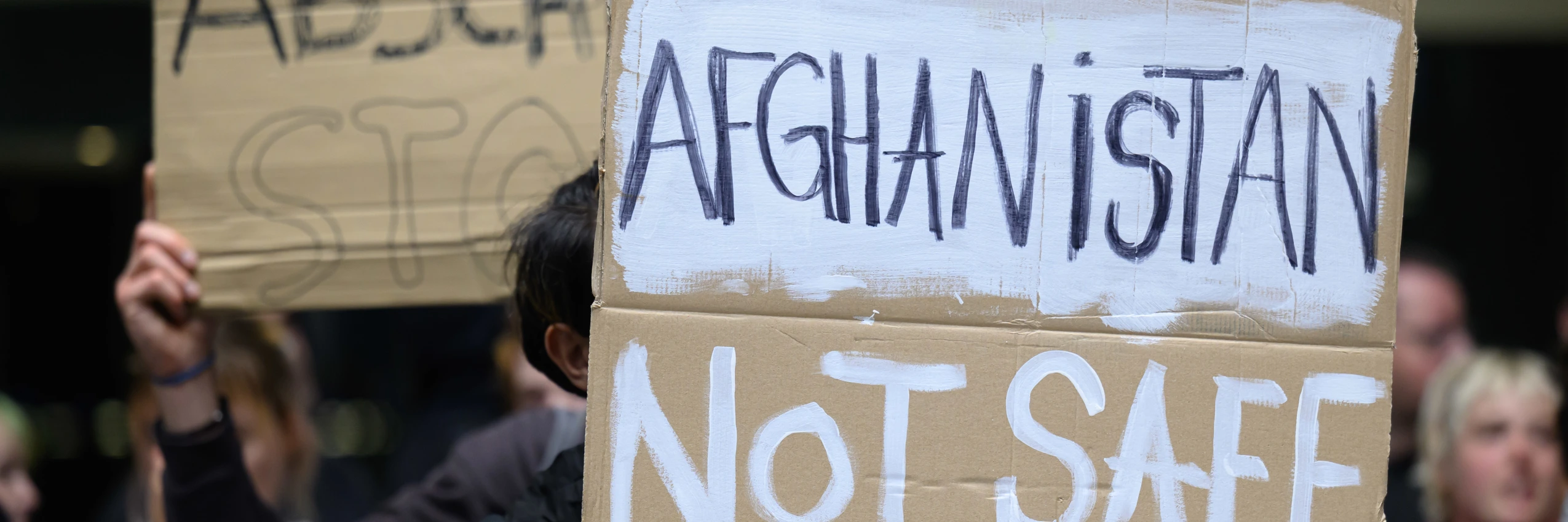 Proteste gegen einen Abschiebungsflug nach Afghanistan im Juni 2026 in Deutschland © APA-Images / dpa / Hendrik Schmidt