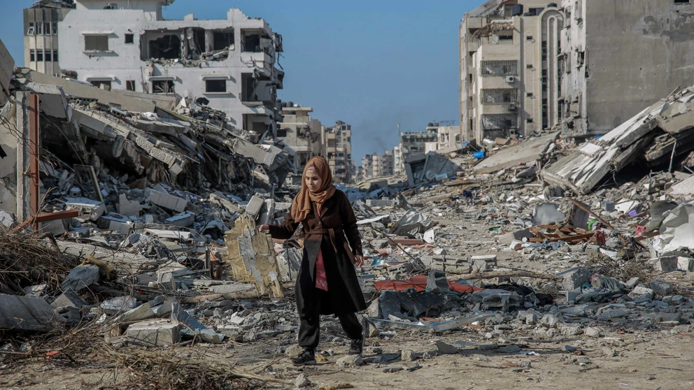 Eine Frau in den Trümmern zerstörter Häuser nach israelischen Luftangriffen auf Gaza. © Omar El Qattaa / Amnesty International