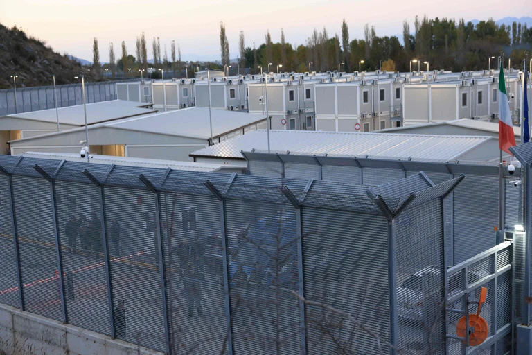 Polizist*innen sichern den Eingang eines italienisch geführten Abschiebezentrums im albanischen Gjader. @ APA-Images / AFP / ADNAN BECI 