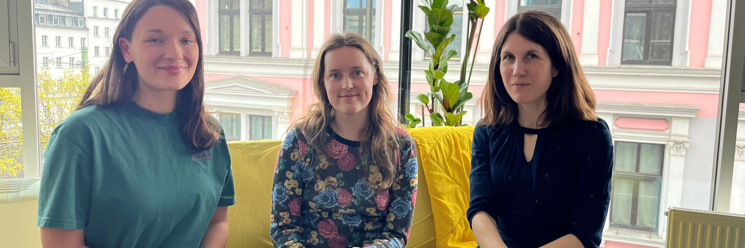 v.l.n.r Melanie Vejnik, Anna Wagner & Michaela Krömer © Amnesty International Österreich