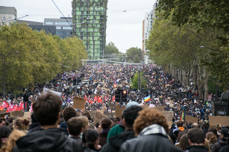 Demonstrant*innen ziehen bei den landesweiten Protesten von Schüler*innen und gegen hohe Treibstoffpreise durch Paris. 24. Oktober 2026. @ CC BY-SA 4.0 - Jules* auf Wikimedia Commons
