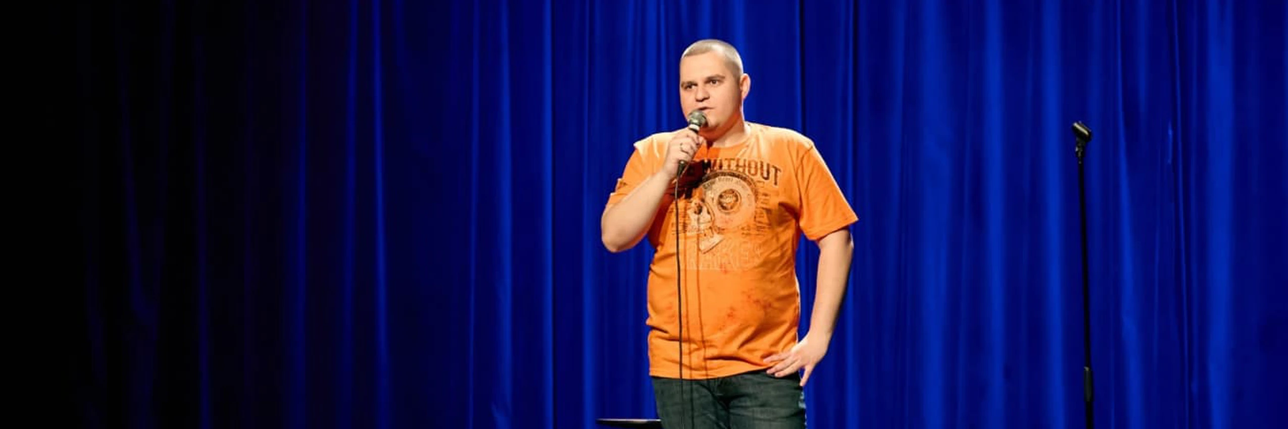 Comedian Artur Valenkevych bei seinem Auftritt auf der Bühne des Cherry Stand-up-Club in Prag. © Privat