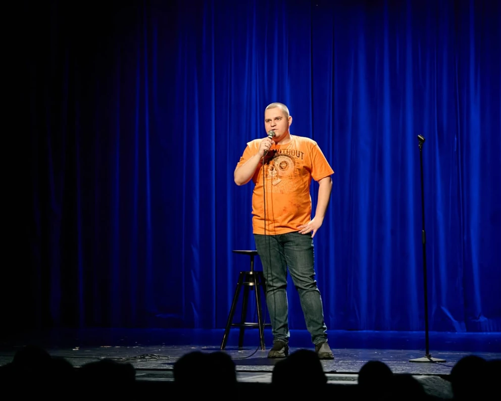Comedian Artur Valenkevych bei seinem Auftritt auf der Bühne des Cherry Stand-up-Club in Prag. © Privat
