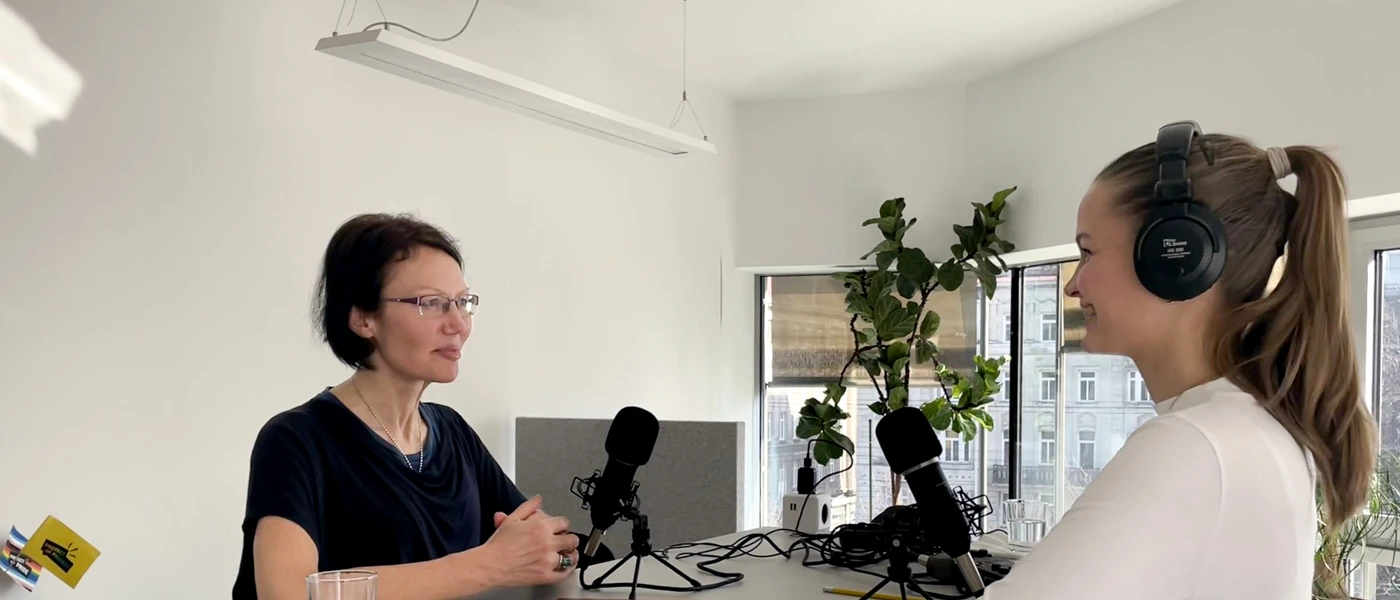 Dr. Bettina Zehetner von Frauen* beraten Frauen* im Interview mit Emily Eggner. © Amnesty International Österreich/Julia Trampitsch