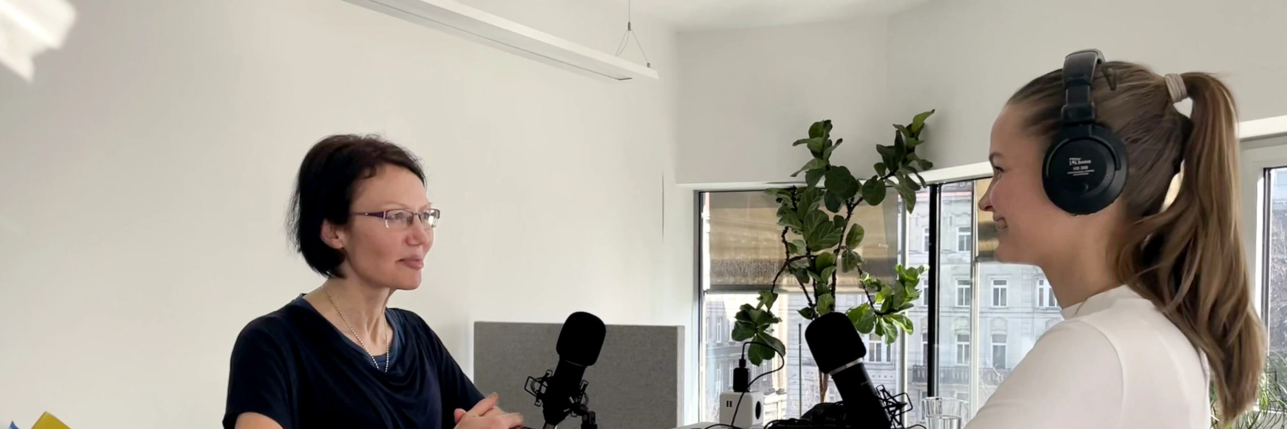 Dr. Bettina Zehetner von Frauen* beraten Frauen* im Interview mit Emily Eggner. © Amnesty International Österreich/Julia Trampitsch