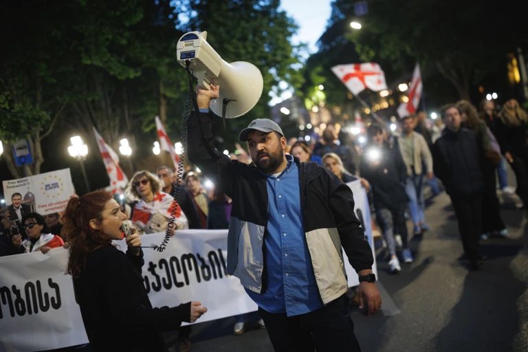 Am 30. Mai marschieren Demonstrierende in Tiflis, Georgien, von der Philharmonie zum Parlamentsgebäude an der Rustaveli-Allee. Die Teilnehmer fordern die Freilassung politischer Gefangener und setzen sich für die Integration Georgiens in Europa ein. @ Photo by Sebastien Canaud/NurPhoto via Getty Images