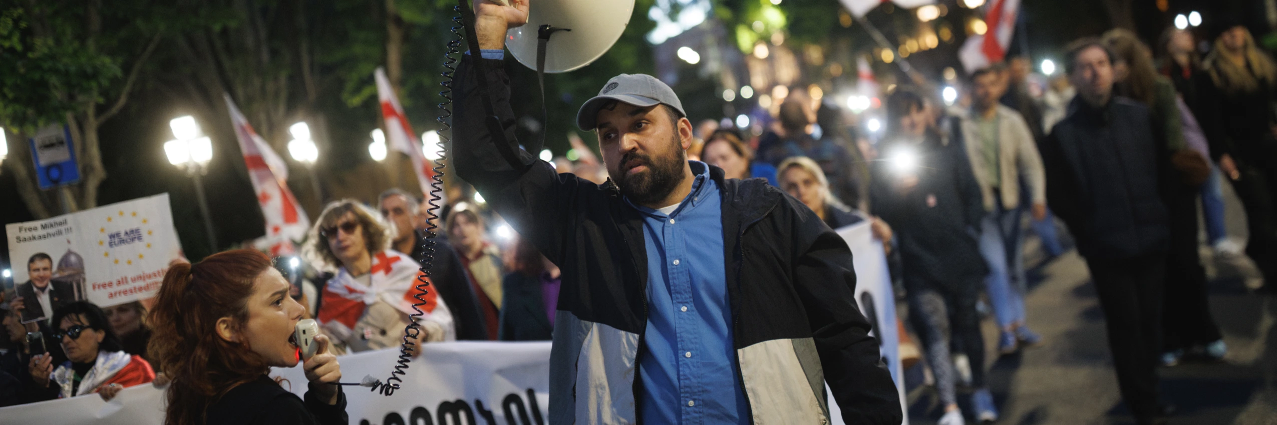 Am 30. Mai marschieren Demonstrierende in Tiflis, Georgien, von der Philharmonie zum Parlamentsgebäude an der Rustaveli-Allee. Die Teilnehmer fordern die Freilassung politischer Gefangener und setzen sich für die Integration Georgiens in Europa ein. © Photo by Sebastien Canaud/NurPhoto via Getty Images