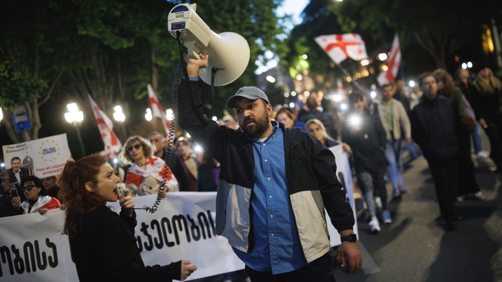 Am 30. Mai marschieren Demonstrierende in Tiflis, Georgien, von der Philharmonie zum Parlamentsgebäude an der Rustaveli-Allee. Die Teilnehmer fordern die Freilassung politischer Gefangener und setzen sich für die Integration Georgiens in Europa ein. © Photo by Sebastien Canaud/NurPhoto via Getty Images