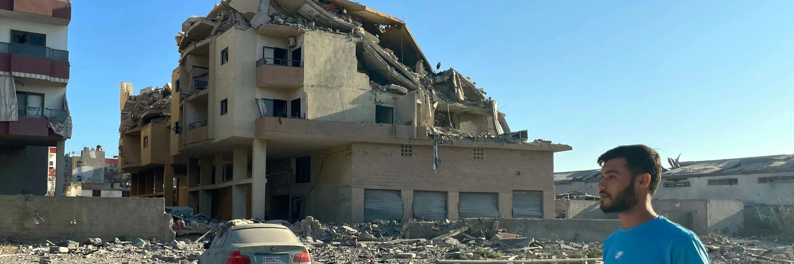26. September 2024, ein Mann vor dem Schutt zerstörter Häuser nach israelischen Luftangriffen im Viertel Masaken am Stadtrand von Tyrus. © Hassan Fneich / AFP / picturedesk.com