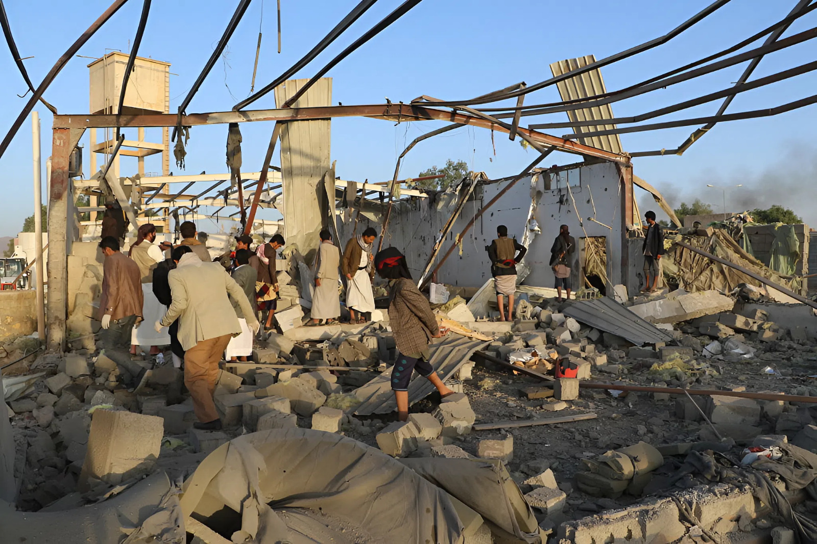 Jemenit*innen untersuchen die Trümmer eines Gebäudes, das bei US-Luftangriffen in der nördlichen Provinz Saada getroffen wurde. © AFP via Getty
