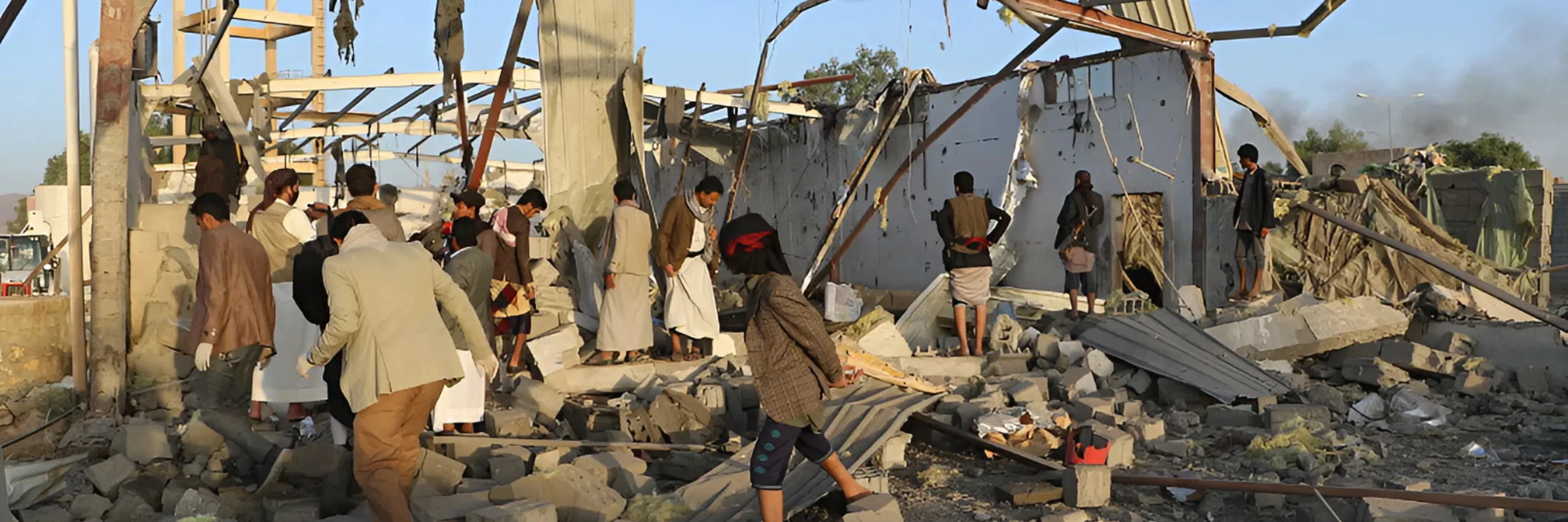 Jemenit*innen untersuchen die Trümmer eines Gebäudes, das bei US-Luftangriffen in der nördlichen Provinz Saada getroffen wurde. © AFP via Getty