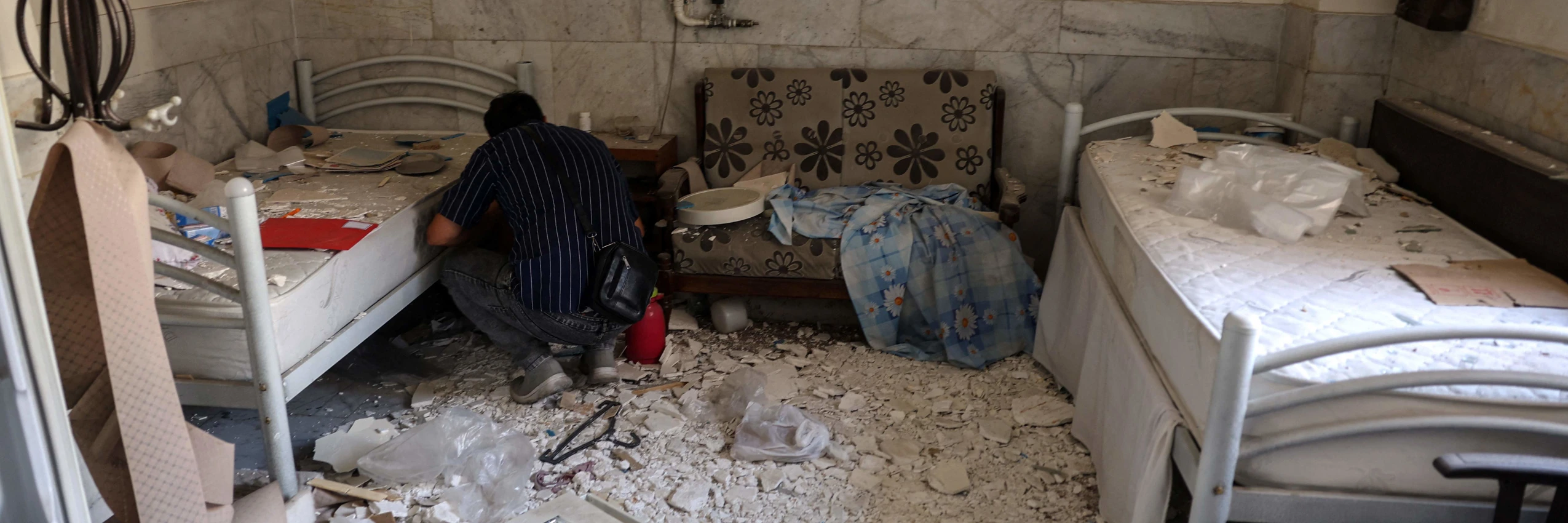 Trümmer im Krankenhaus des Evin-Gefängnisses, das im Juni bei israelischen Luftangriffen beschädigt wurde © AFP / Picturedesk