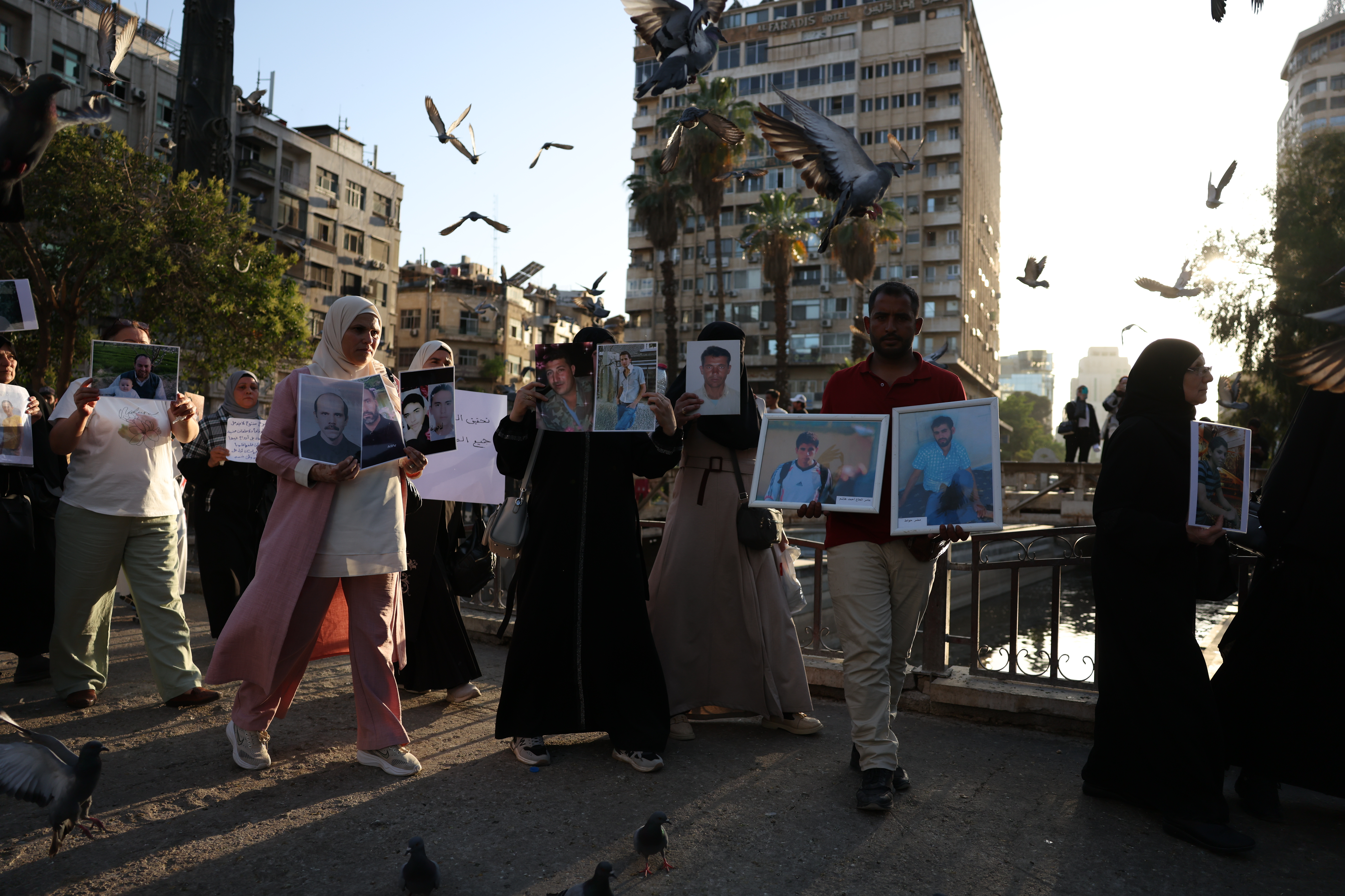 Angehörige von Verschwundenen demonstrieren am 25.05.2025 in Syrien für die Aufklärung des Schicksals ihrer Familienmitglieder. Sie fordern Wahrheit und Rechenschaft für zehntausende ungeklärte Fälle von Verschwindenlassen. © Ali Haj Suleiman