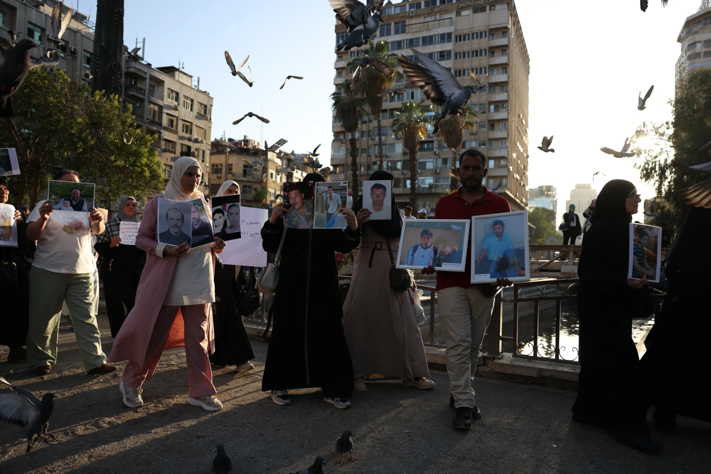 Angehörige von Verschwundenen demonstrieren am 25.05.2025 in Syrien für die Aufklärung des Schicksals ihrer Familienmitglieder. Sie fordern Wahrheit und Rechenschaft für zehntausende ungeklärte Fälle von Verschwindenlassen. © Ali Haj Suleiman