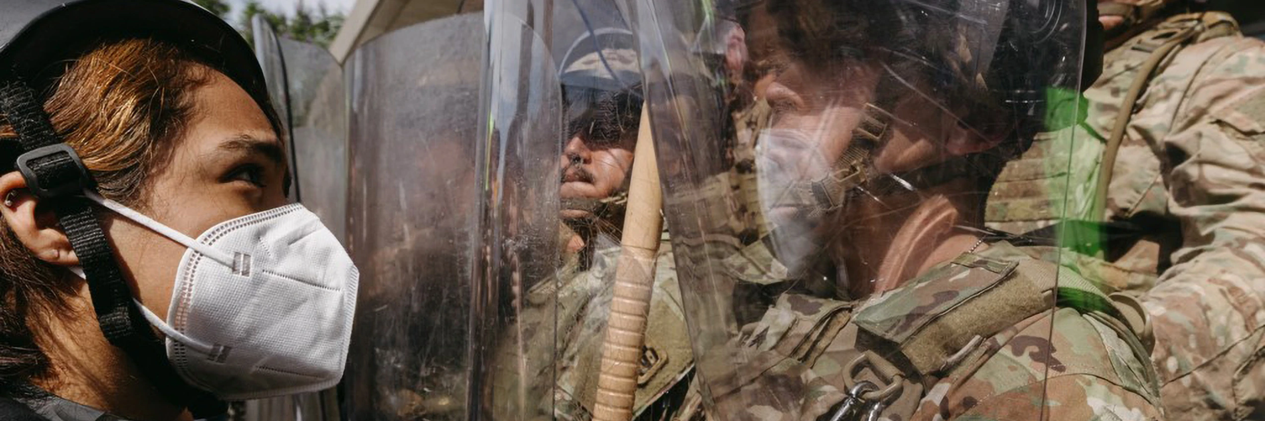 Eine demonstrierende Person steht Mitgliedern der Nationalgarde in Los Angeles gegenüber © David Pashaee/Middle East Images/AFP/Getty Images