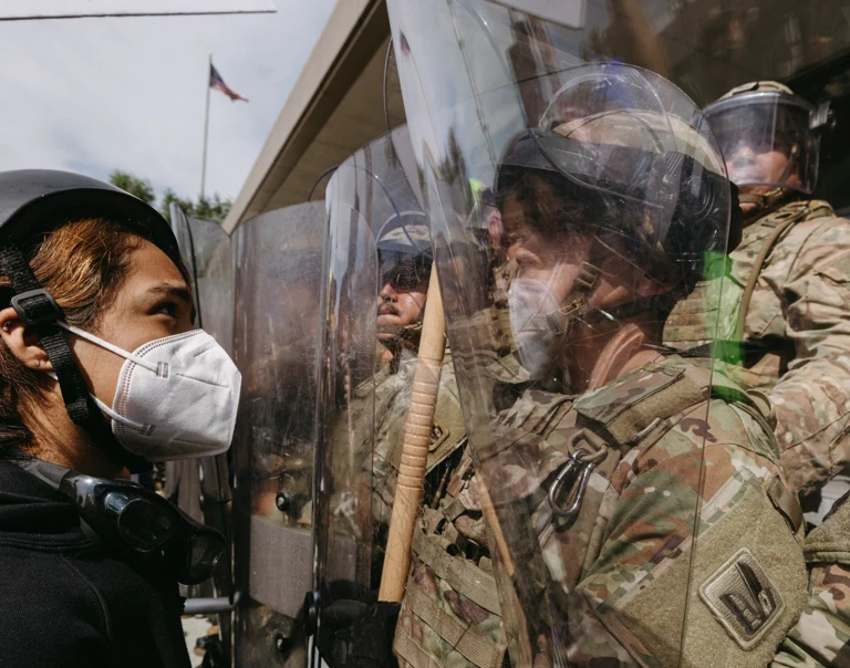 Eine demonstrierende Person steht Mitgliedern der Nationalgarde in Los Angeles gegenüber @ David Pashaee/Middle East Images/AFP/Getty Images