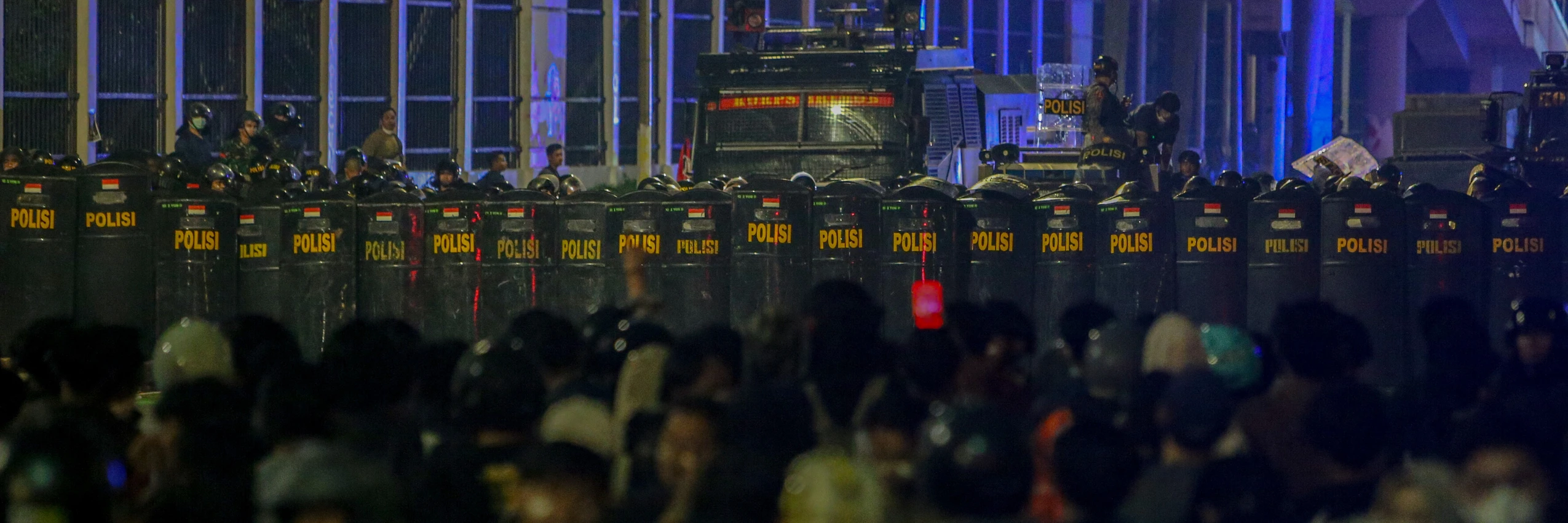 Polizei bildet eine Verteidigungslinie während eines Aufstands vor dem Gebäude des Repräsentantenhauses in Jakarta © Claudio Pramana / Getty Images