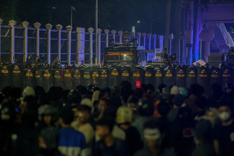 Polizei bildet eine Verteidigungslinie während eines Aufstands vor dem Gebäude des Repräsentantenhauses in Jakarta @ Claudio Pramana / Getty Images