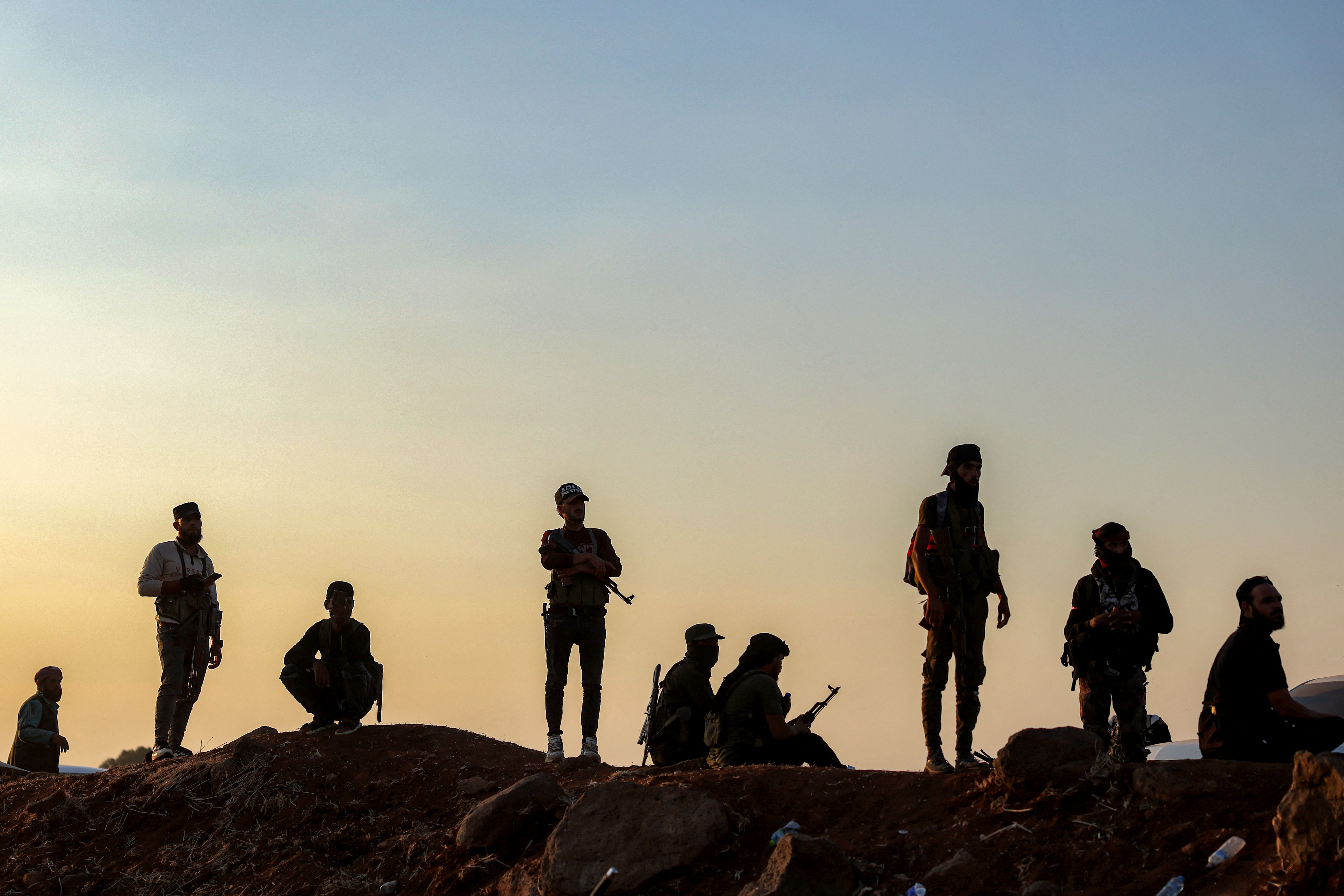 Syrische Sicherheitskräfte begleiten nach den Kämpfen und Berichten über schwere Menschenrechtsverstöße gegen Drus*innen einen UN-Konvoi, der Familien aus Suweida evakuiert. Daraa, Syrien, 22. Juli 2025. © BAKR ALKASEM/AFP via Getty Images