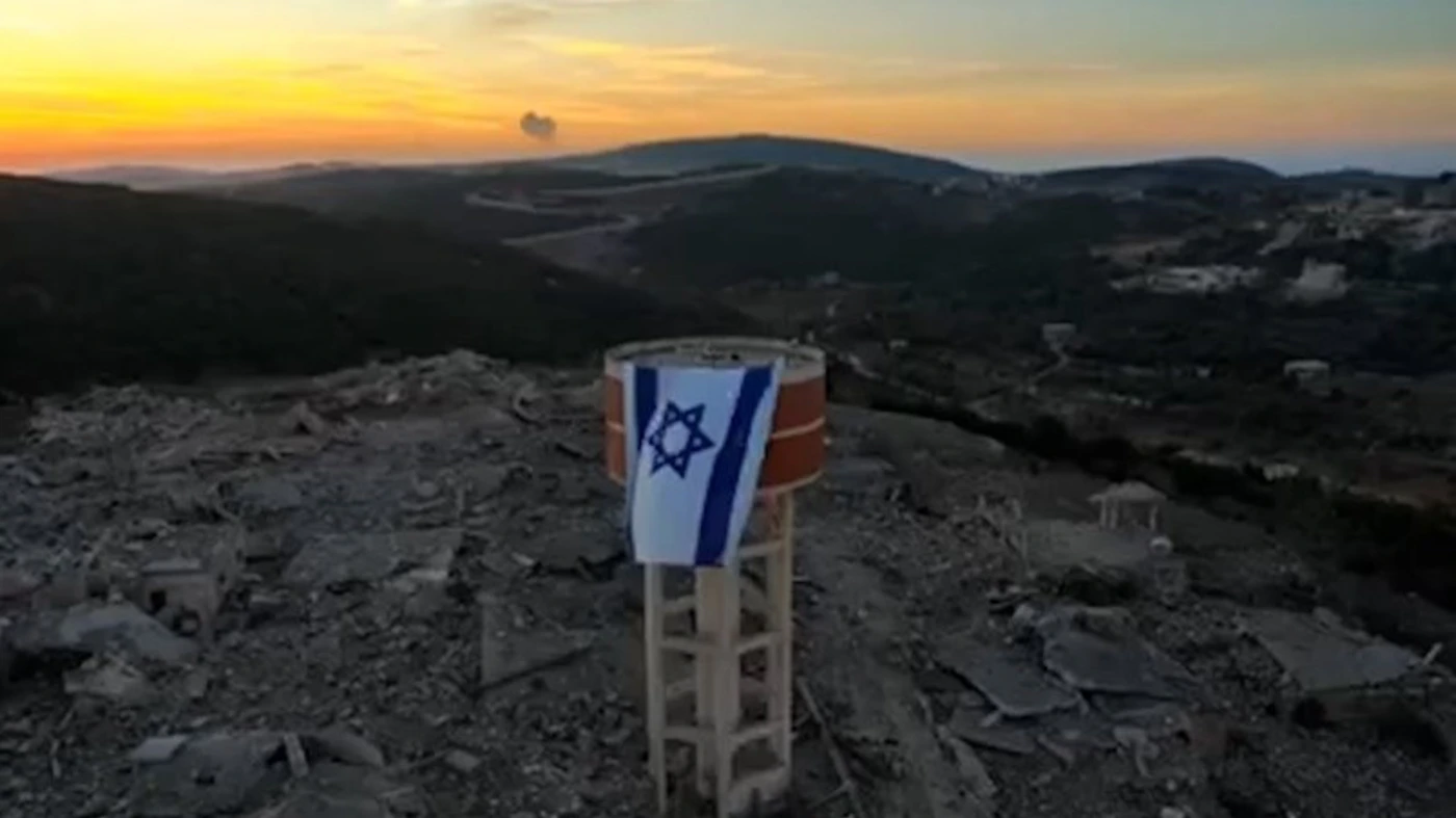 Die israelische Flagge, auf einem Wassertank in Aita Ash-Shaab gehisst. © privat
