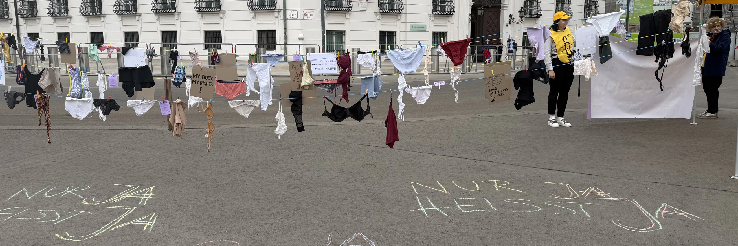 Aktion vor dem Bundeskanzleramt "Das Private ist Politisch" © Amnesty International Österreich