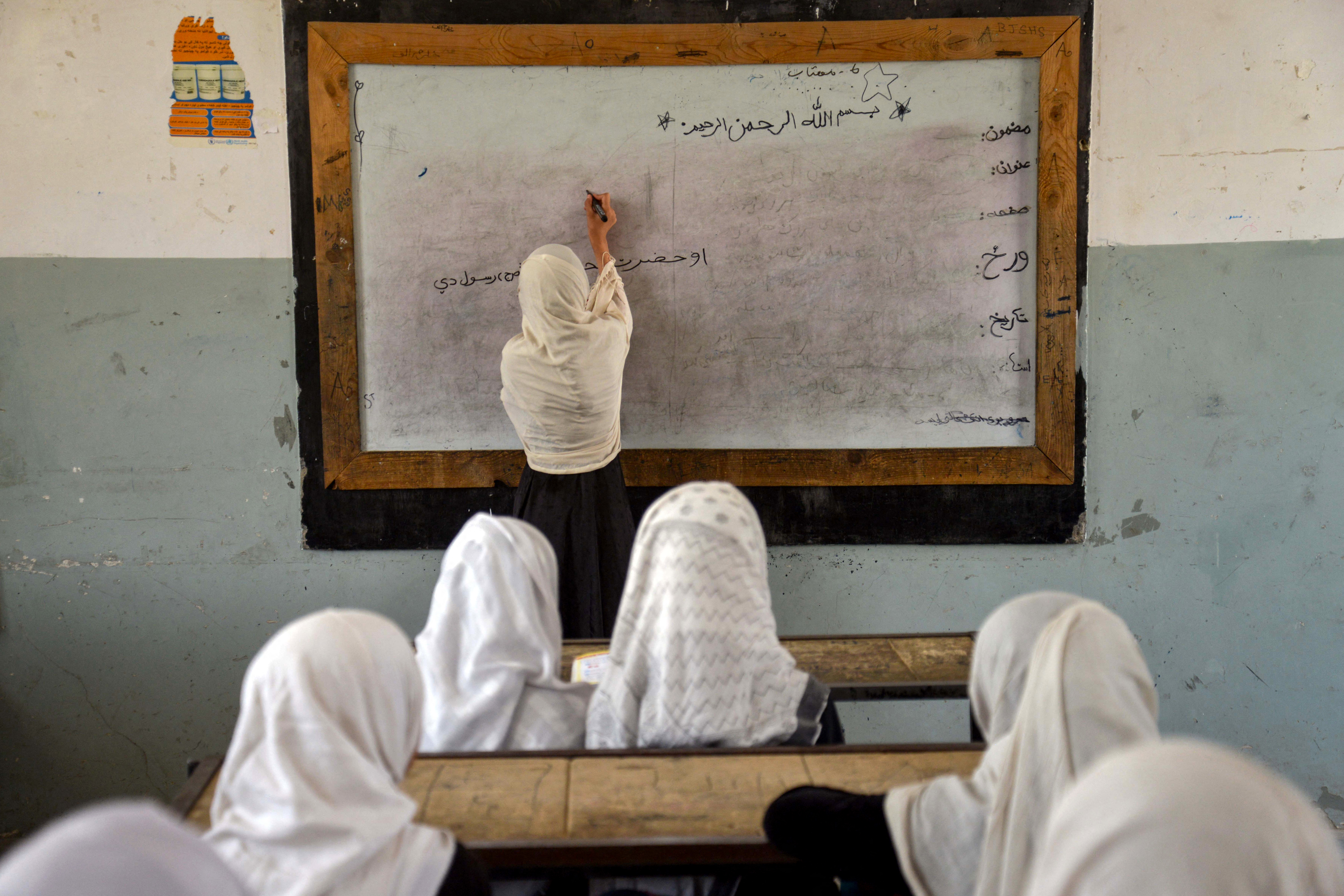 Afghanische Mädchen besuchen den Unterricht in einer Grundschule in Kandahar, 7. September 2025. © SANAULLAH SEIAM/AFP via Getty Images