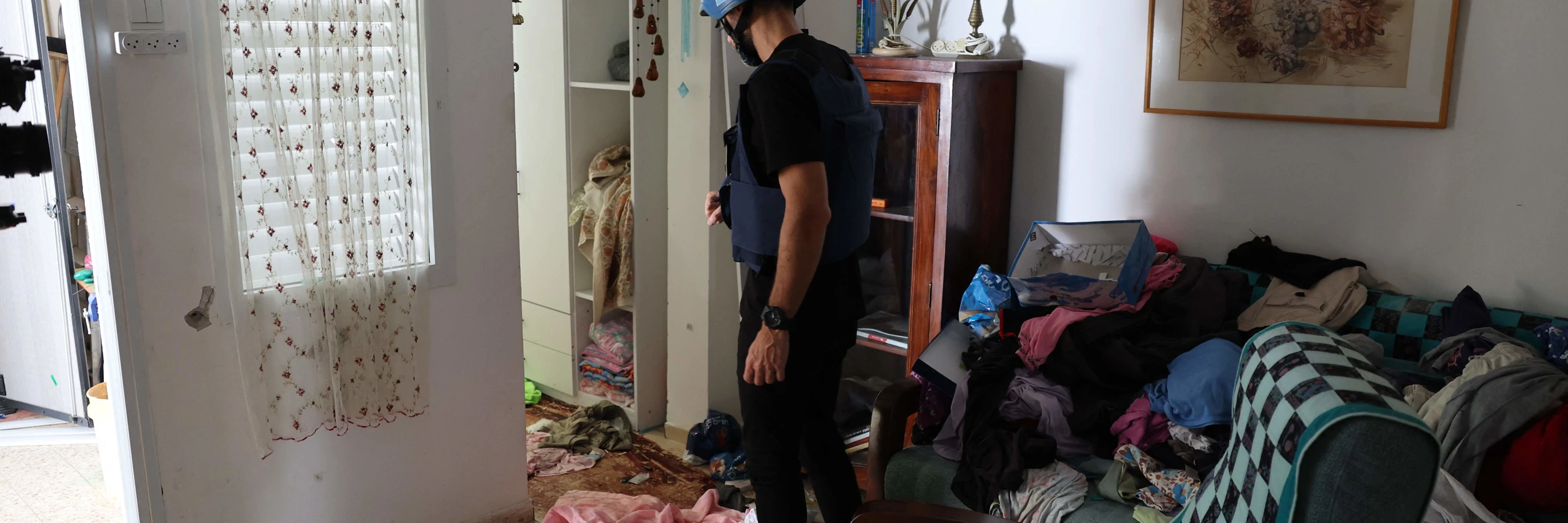 Kibbuz Nir Oz, an der Grenze zum Gazastreifen: Ein Journalist untersucht Blutflecken auf dem Boden eines Hauses, in dem am 7. Oktober 2023 Zivilist*innen durch bewaffnete palästinensische Gruppen angegriffen wurden. © APA-Images / AFP / Jack Guez