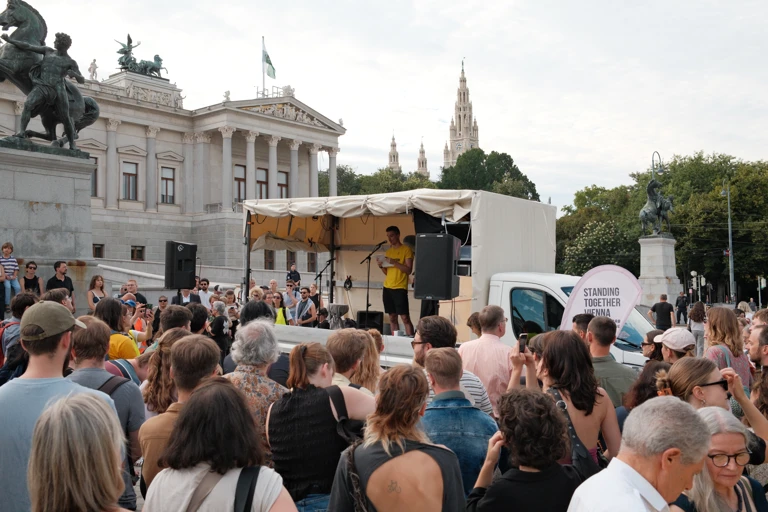 Kundgebung für ein Ende des Genozids in Gaza vor dem Parlament in Wien, 5. August 2025 @ Anna Schmelzer/Amnesty International