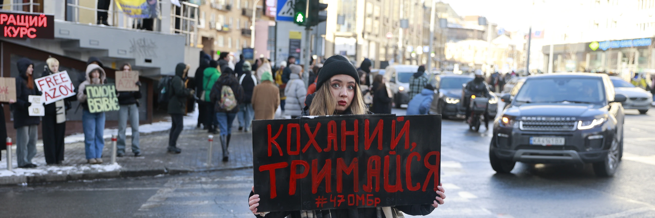 Alina Potapova hält bei einer Demonstration in Kiew ein Plakat mit der Aufschrift „Halte durch, meine Liebe“. Ihr Verlobter wird seit Juli 2023 vermisst und befindet sich, wie später bestätigt wurde, in russischer Gefangenschaft. Alina hat keine Briefe von ihm erhalten. © Oleksandr Khomenko/Amnesty International