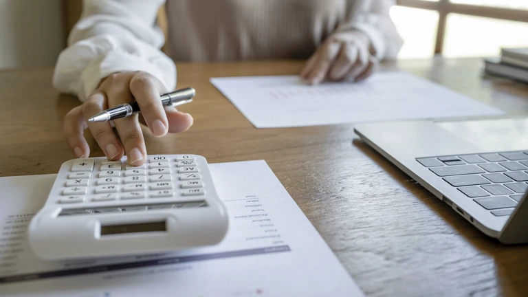 Durch die anhaltende Inflation geraten armutsbetroffene Menschen bereits jetzt stark unter Druck @  Chalirmpoj Pimpisarn / picturedesk.com 