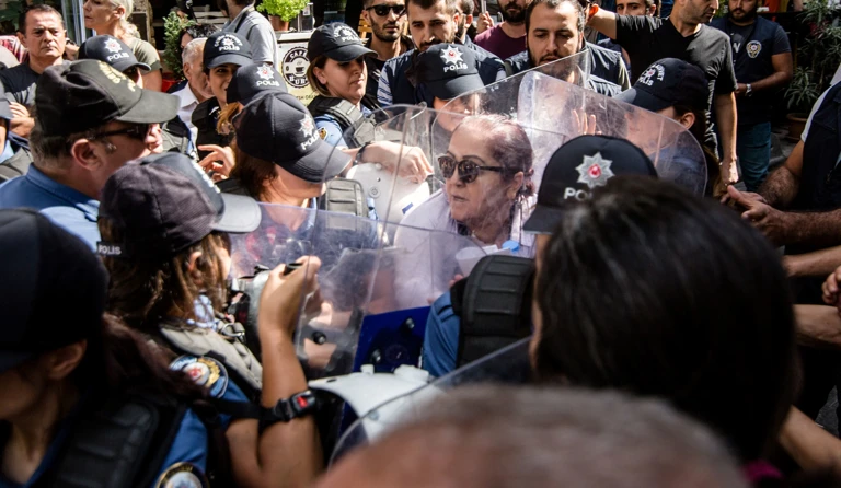  Nimet Tanrıkulu wird bei Protesten in Istanbul von Polizeikräften umringt / 2018 @ privat