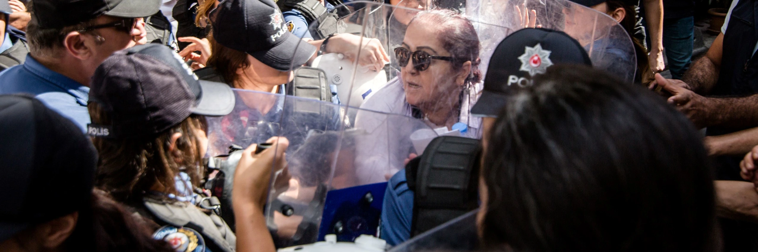 Nimet Tanrıkulu wird bei Protesten in Istanbul von Polizeikräften umringt / 2018 © privat