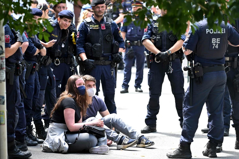 Räumung des Protestcamps gegen den Genozid in Gaza im Alten AKH in Wien, die später von einem Gericht als rechtswidrig eingestuft wurde. @ APA Images AFP Joe Klamar