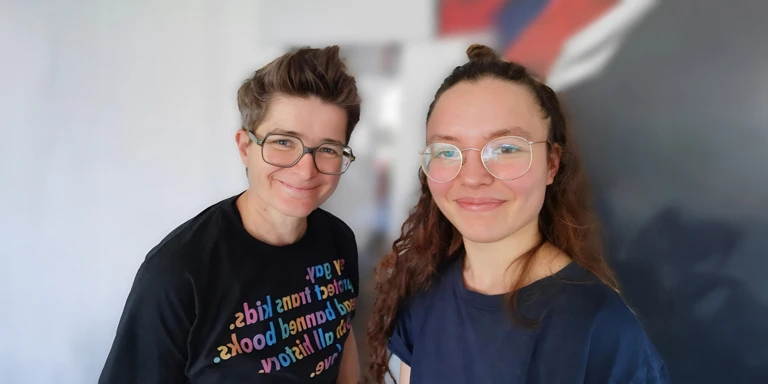 v.l.n.r.: Marty Huber und Miriam Schwienbacher bei der Aufnahme des Amnesty Podcasts "Schwarz auf Gelb" @ Amnesty International