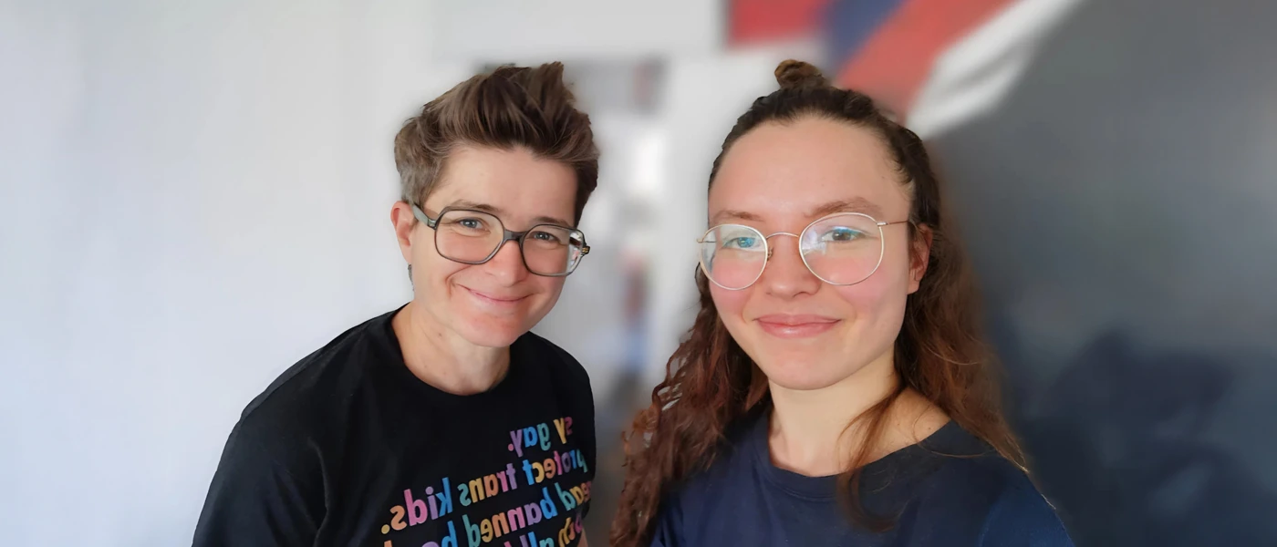 v.l.n.r.: Marty Huber und Miriam Schwienbacher bei der Aufnahme des Amnesty Podcasts "Schwarz auf Gelb" © Amnesty International