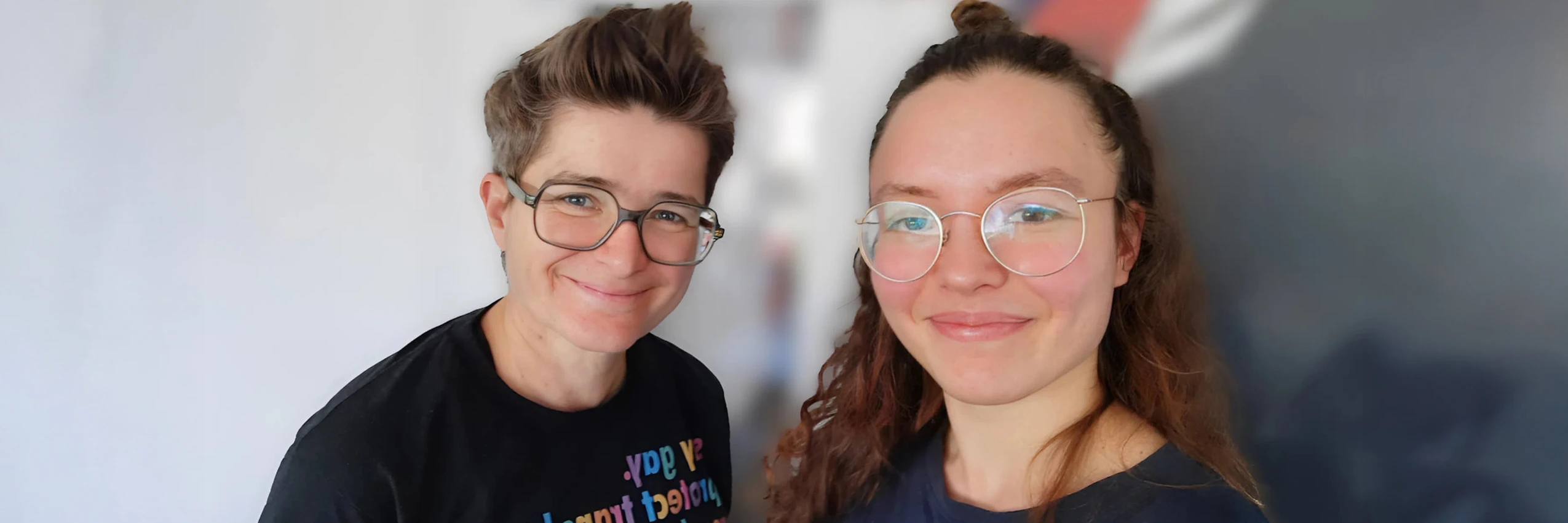 v.l.n.r.: Marty Huber und Miriam Schwienbacher bei der Aufnahme des Amnesty Podcasts "Schwarz auf Gelb" © Amnesty International