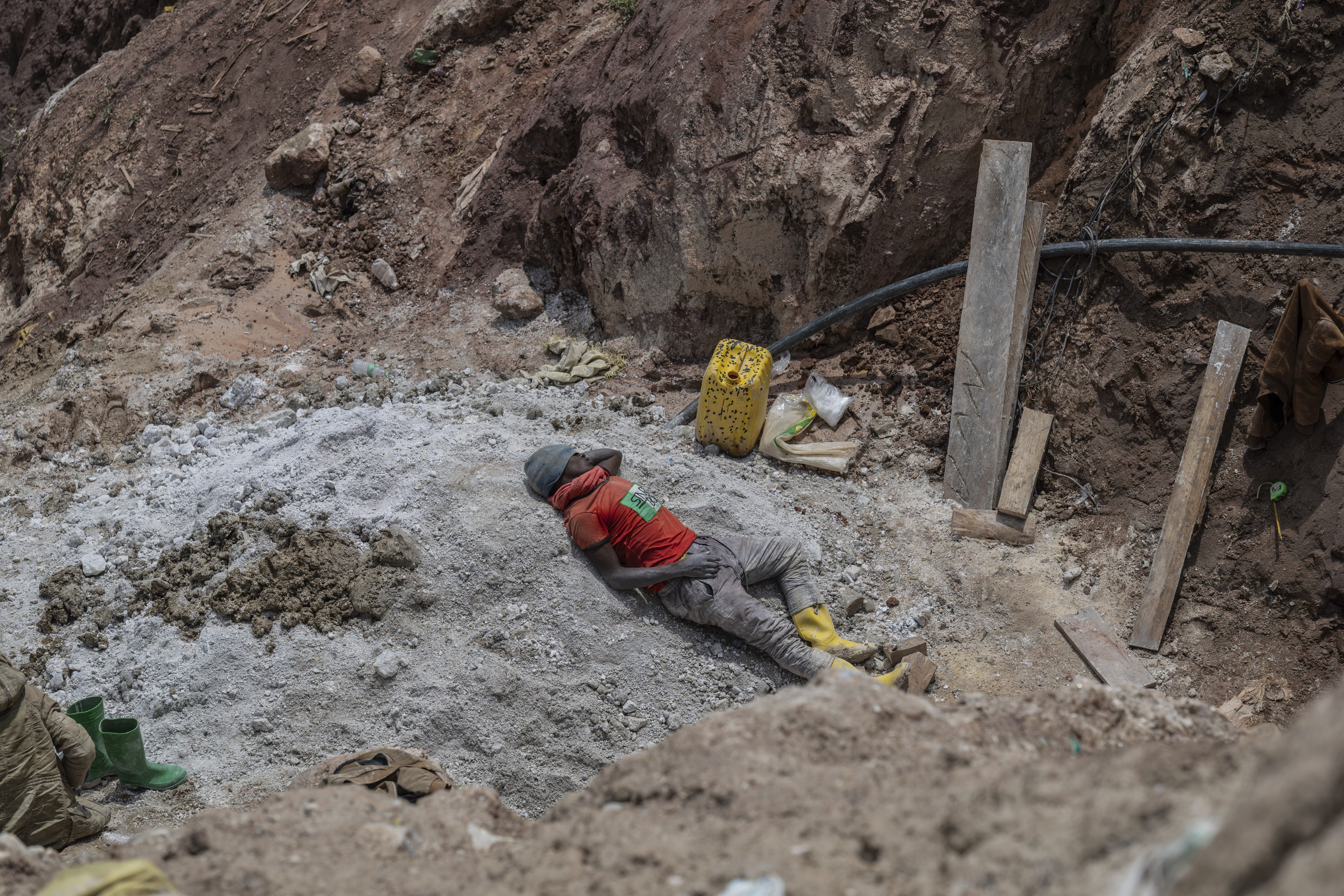 Ein Coltan-Minenarbeiter in der Demokratischen Republik Kongo ruht sich aus. Beim für Elektronik benötigten Coltan kommt es in der Wertschöpfungskette zu schwerwiegenden Menschenrechtsverletzungen. © Moses Sawasawa / AP / picturedesk.com