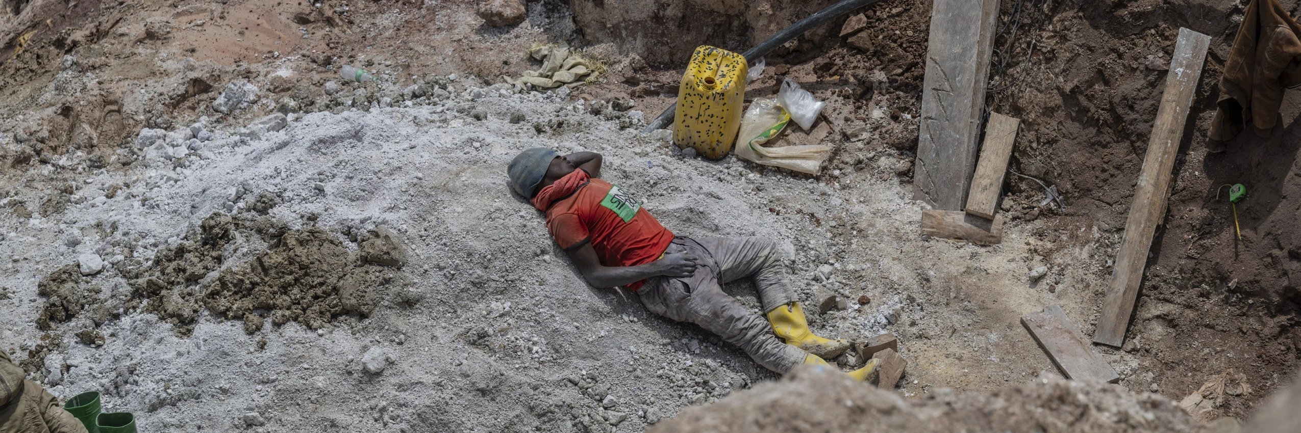 Ein Coltan-Minenarbeiter in der Demokratischen Republik Kongo ruht sich aus. Beim für Elektronik benötigten Coltan kommt es in der Wertschöpfungskette zu schwerwiegenden Menschenrechtsverletzungen. © Moses Sawasawa / AP / picturedesk.com