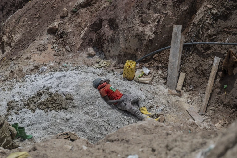 Ein Coltan-Minenarbeiter in der Demokratischen Republik Kongo ruht sich aus. Beim für Elektronik benötigten Coltan kommt es in der Wertschöpfungskette zu schwerwiegenden Menschenrechtsverletzungen. @ Moses Sawasawa / AP / picturedesk.com