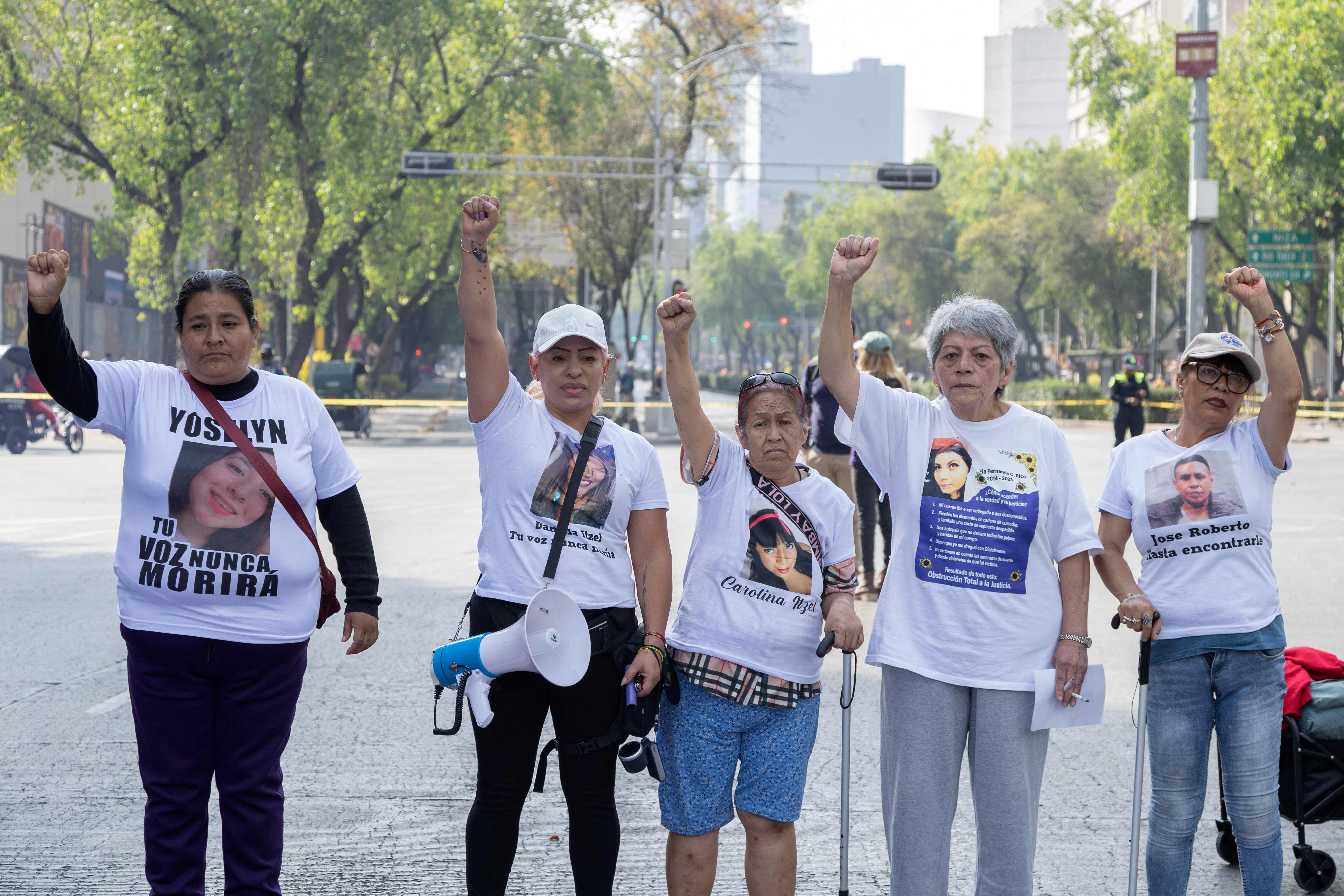Angehörige von Opfern von Femiziden protestieren während eines Marsches am Internationalen Tag zur Beseitigung von Gewalt gegen Frauen am 25. November 2025 in Mexiko-Stadt. © APA-Images / AFP / FRANYELI GARCIA