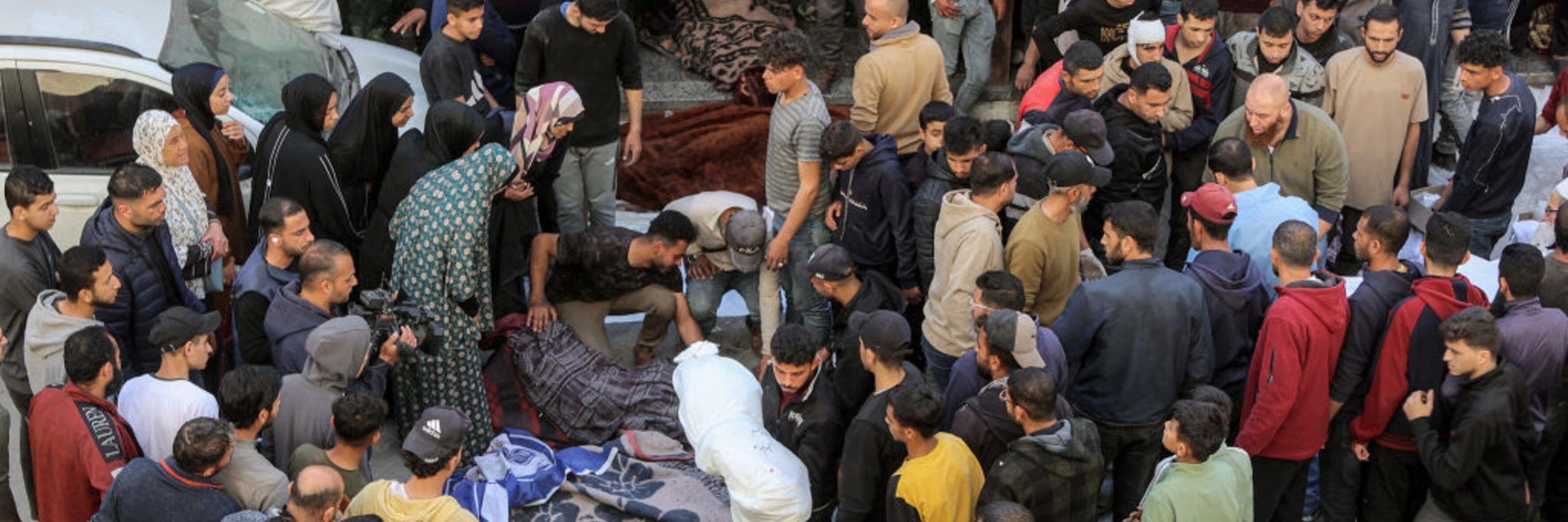 Menschen versammeln sich am 18. März 2025 in Gaza-Stadt im Hof des Ahli Arab Krankenhauses, um die Opfer der israelischen Bombardierung zu betrauern. © OMAR AL-QATTAA/AFP via Getty Images