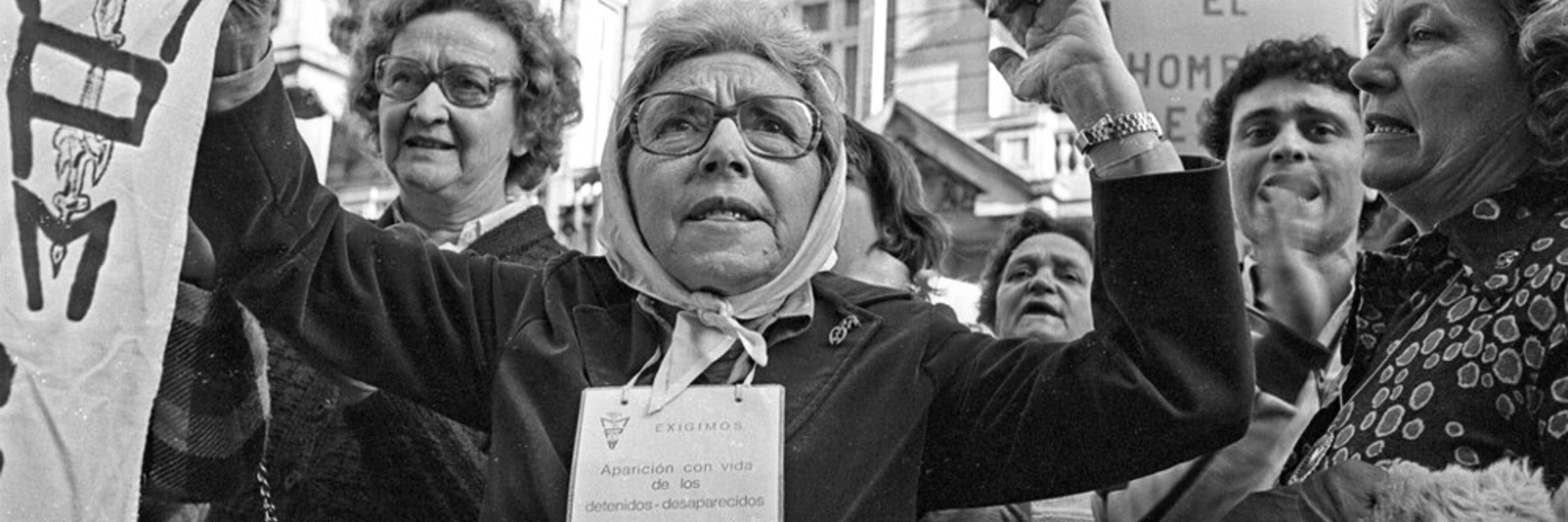 Die Mutter von Alberto Senar, der 1976 verschwunden ist, nimmt am 5. Oktober 1982 an einem Marsch für das Leben (" Marcha for la Vida") nahe des Präsidentenpalasts in Buenos Aires, Argentinien, teil. © Horacio Villalobos#Corbis/Corbis via Getty Images
