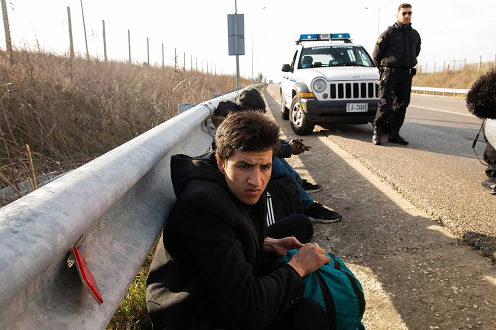 Migrant*innen werden am 3. März 2020 von der griechischen Polizei in der Nähe des Dorfes Kavyli in Evros, nahe der griechisch-türkischen Grenze, festgenommen. © Achilleas Chiras / NurPhoto