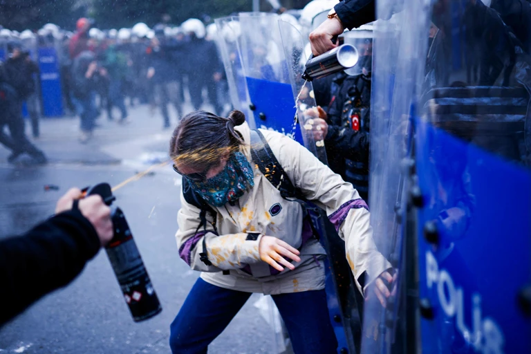 Istanbul, Türkei, 23. März 2025: Ein*e Polizist*in setzt gegen eine Demonstrierende Pfefferspray ein. @ Kemal Aslan / AFP / picturedesk.com